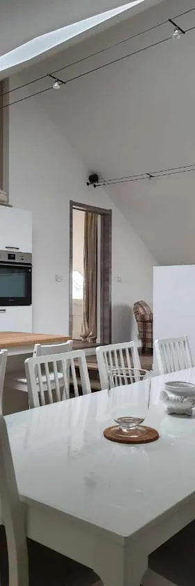 Gîte rural 3 épis "Aux Pieds des Ar'den" - chambre 1 isolée et chambre 2 dans hall de nuit - 34 rue du Château à 5564 Wanlin - 4 adultes et 2 enfants，位于乌伊埃的酒店