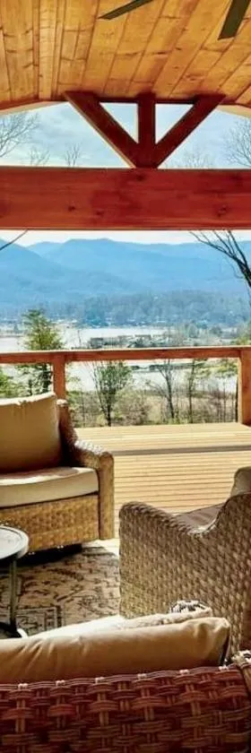 Glamp House Lake and Mountain Views Hot Tub，位于海厄沃西的酒店