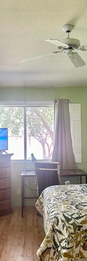 Vineyard Vista Suite with TV and private bathroom，位于赫米特的酒店
