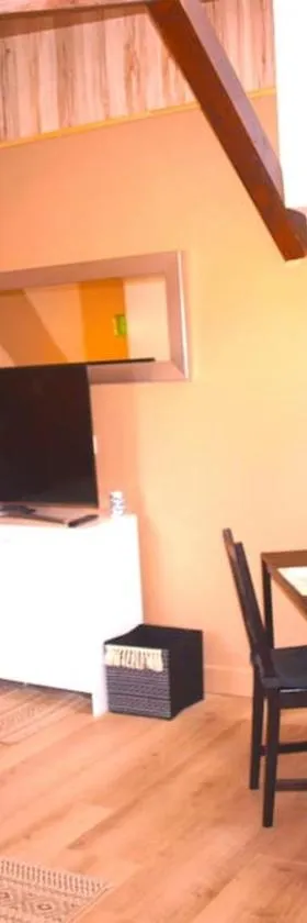 Studio Indépendant en Rez de jardin sans vis-à-vis，位于Parcieux的酒店