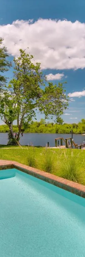 Riverfront Florida Studio with Pool and Hot Tub Access，位于La Belle的酒店