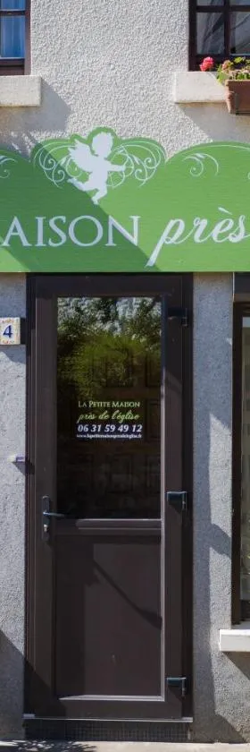 教堂前小度假屋，位于Meillac的酒店