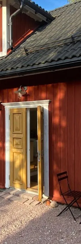 Röda huset，位于哈尔斯塔哈马的酒店