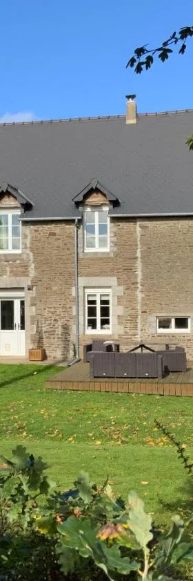 Welcoming and peaceful bed and breakfast，位于Fougerolles-du-Plessis的酒店