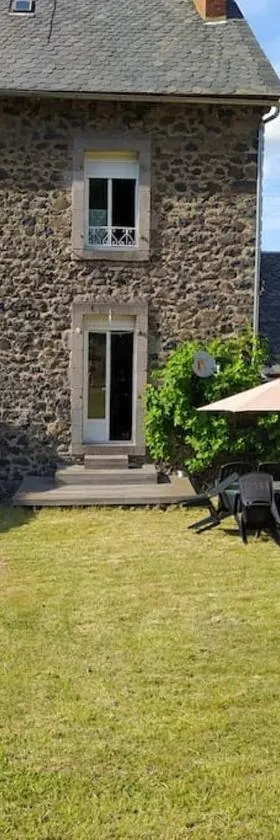 Gite au sein du Parc des Volcans d'Auvergne, tous commerces à pied，位于Neussargues-Moissac的酒店