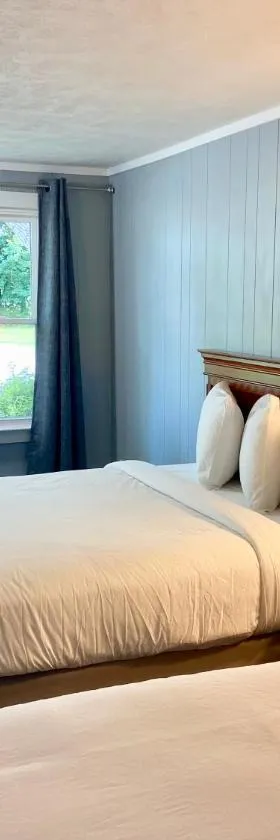 Elk Rapids Lakeshore Inn，位于Elk Rapids的酒店