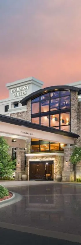 Embassy Suites by Hilton Fayetteville Fort Bragg，位于费耶特维尔的酒店