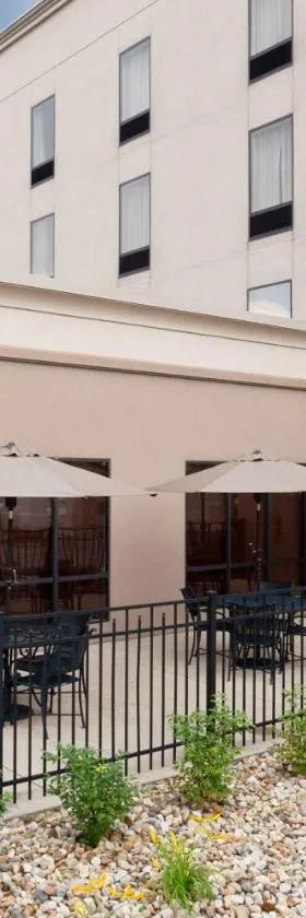 格罗夫城汉普顿套房酒店，位于格罗夫城的酒店