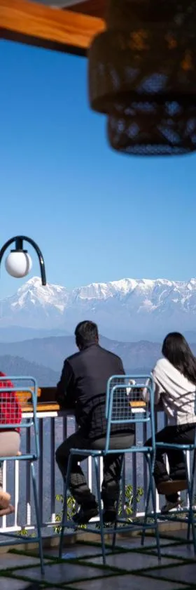 Kasar Himalaya Holiday Resort, Binsar Rd，位于阿尔莫拉的酒店