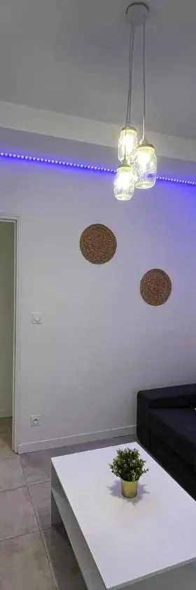 Gîte le charme citadin 55 m² avec extérieur，位于瓦朗西纳的酒店