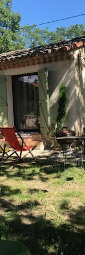 LA BRINDILLE Petit mas provencal meublé de tourisme 3 étoiles 2-3 personnes 1 piece 30 m2 tout confort lisière foret jardin Jacuzzi Piscine，位于Saint-Paul-en-Forêt的酒店