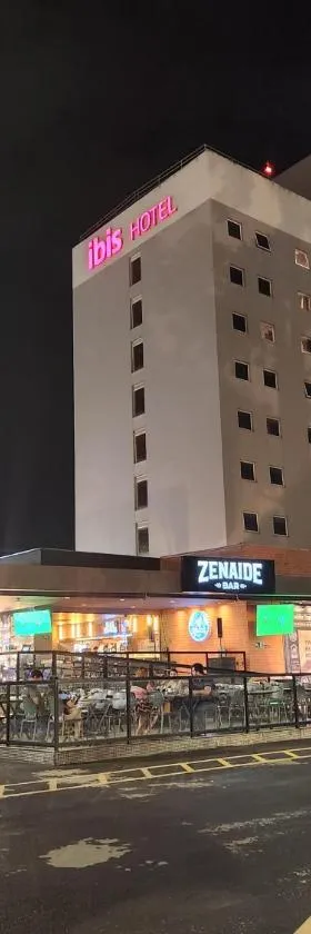 蒙蒂斯克拉鲁斯购物宜必思酒店，位于蒙蒂斯克拉鲁斯的酒店