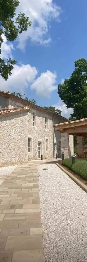 Château Lecusse - La Grande Roche - Hôtel, Spa, Boutique & Restaurant，位于Broze的酒店