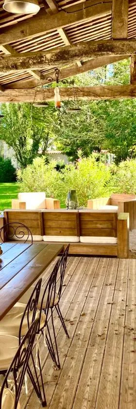 Aux Agapanthes, Chambres d'Hôtes charentaises de charme avec piscine，位于Aumagne的酒店