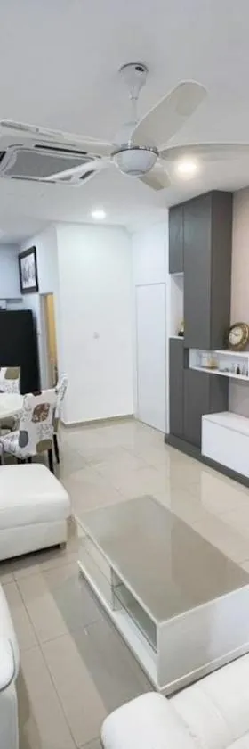 Entire 4 Bedroom Landed House, Yong Peng, Johor, Malaysia - Suitable for leisure, wedding & Big group travellers, Free Netflix, In- House Parking, 1min to Dragon Temple, 5 mins to MCD& KFC, 30 mins to Organic Farms，位于Yong Peng的酒店