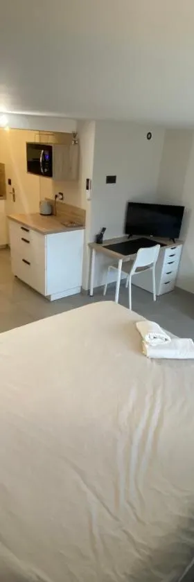 Studio chez l'habitant avec piscine commune，位于Grièges的酒店