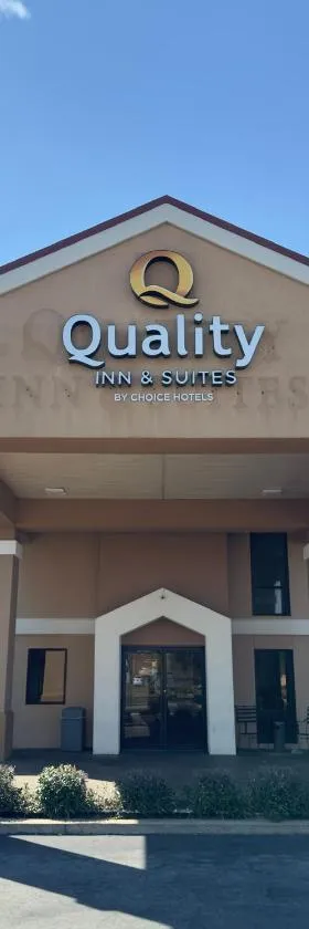 Quality Inn & Suites Pine Bluff，位于派恩布拉夫的酒店