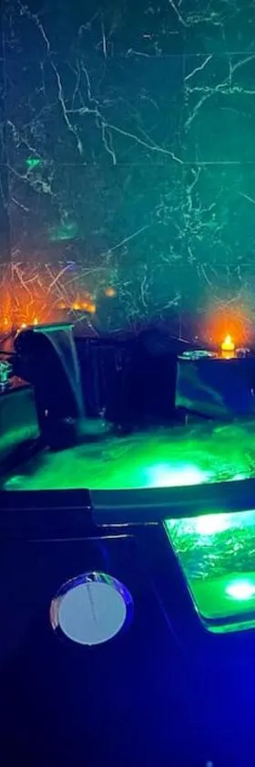 Love Room Le Baroque / Jacuzzi / Sauna，位于Château-Landon的酒店