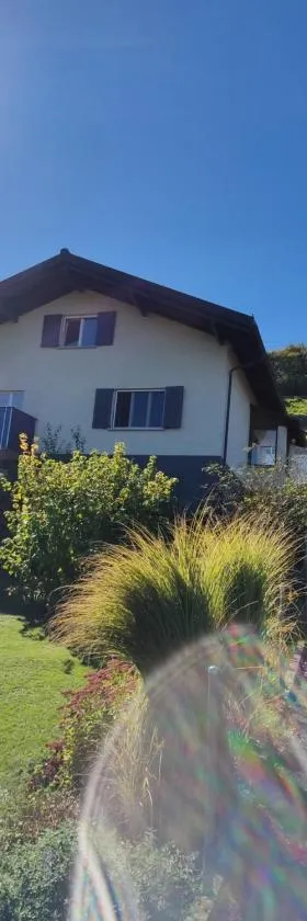 Jasmins Airbnb，位于Einigen的酒店