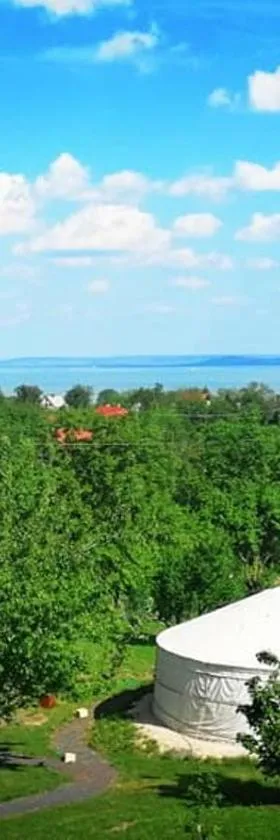 Jurta Hotel Balatongyörök，位于巴拉通尤洛克的酒店