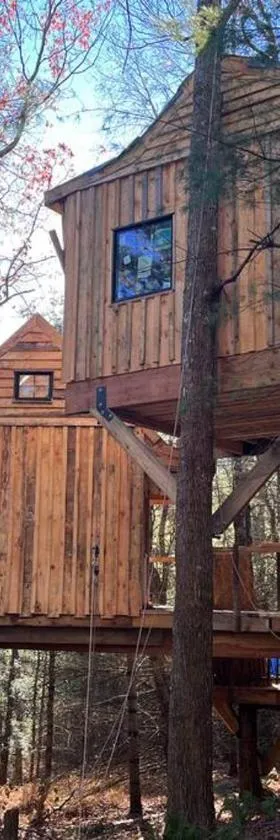 Little Birds Treehouse，位于Sparrow Bush的酒店