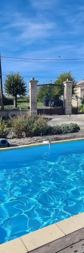 Gîtes de 2 à 11 personnes au Domaine d'USSON，位于Échebrune的酒店
