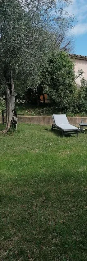 Studio au milieu d une oliveraie Le Mas de la huppe，位于卢河畔图尔雷泰的酒店