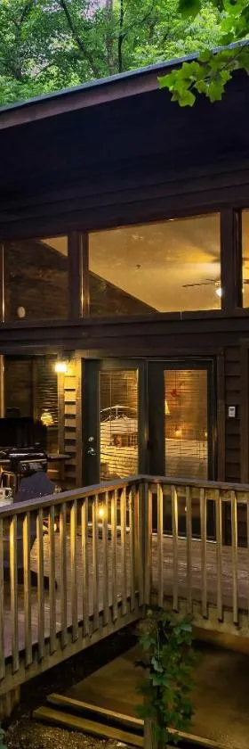 Rivers Edge Treehouses，位于罗宾斯维尔的酒店