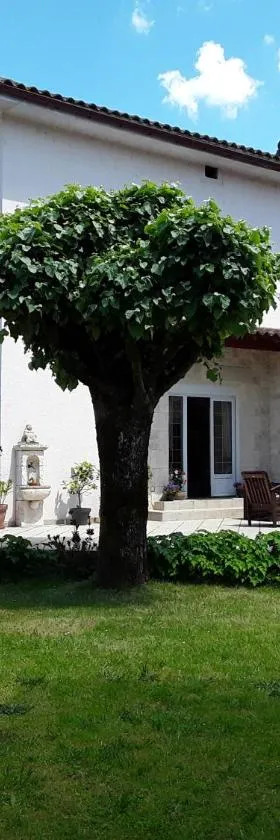Chez Domi Jardin du bourg，位于Javerlhac-et-la-Chapelle-Saint-Robert的酒店