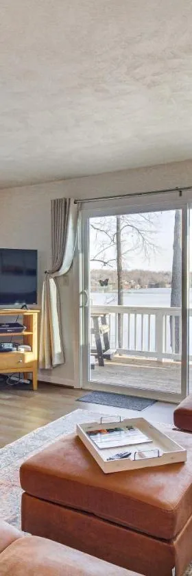 Lakefront Moneta Home with Community Dock!，位于Moneta的酒店