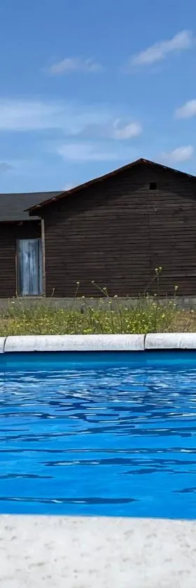 Cabaña con piscina，位于Peralillo的酒店