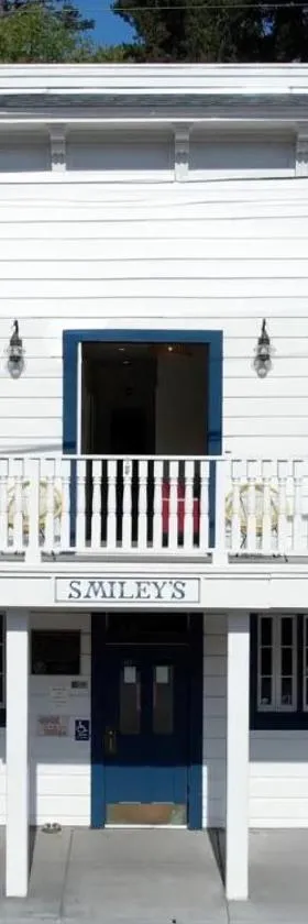 Smiley's Saloon & Hotel，位于Bolinas的酒店