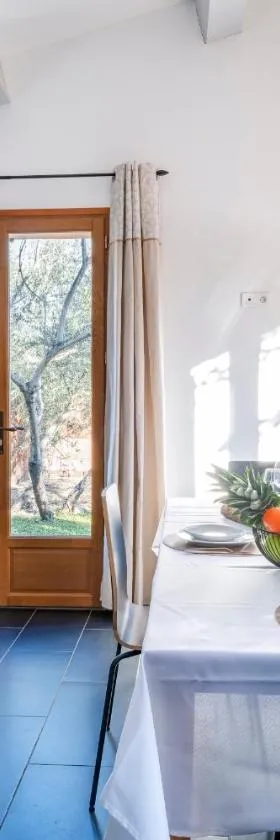 Le Plan de la Tour - T2 4 pers climatisé, 1 ch, jardin, parking, douceur provençale，位于普朗德拉图尔的酒店