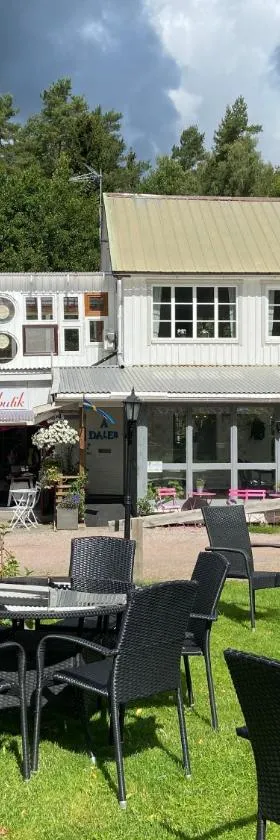 Modern vindsvåning ovanpå café ute på landet.，位于Hökerum的酒店