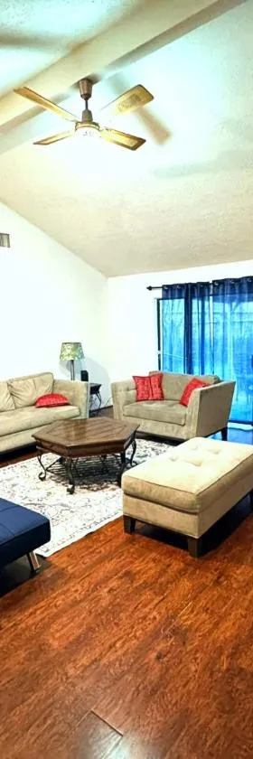 Super Cozy 4 Bedroom - Sleeps 10 Great for families and professionals，位于凯蒂的酒店