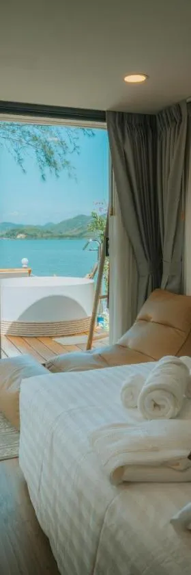 Sea Sand See Sky Beach Front Resort，位于普吉镇的酒店