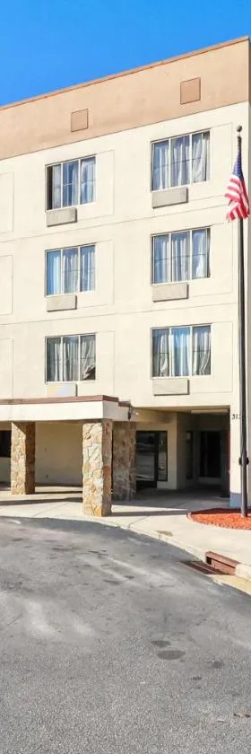 Red Roof Inn & Suites Fayetteville-Fort Bragg，位于费耶特维尔的酒店