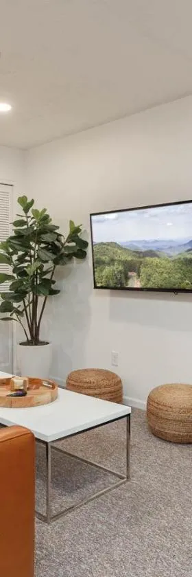 Hendo Hideaway A 2bed/1bath，位于亨德森维尔的酒店