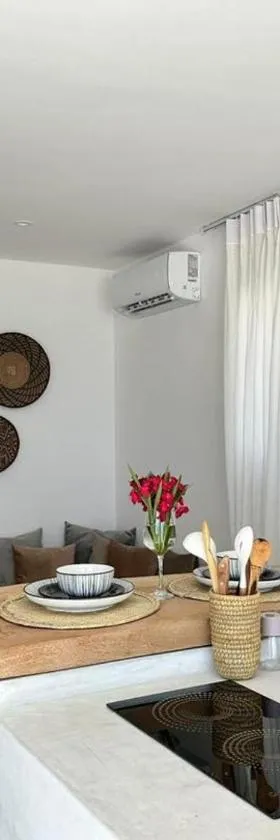 Beachfront White Pearl Suite ZanzibarHouses，位于Gulioni的酒店