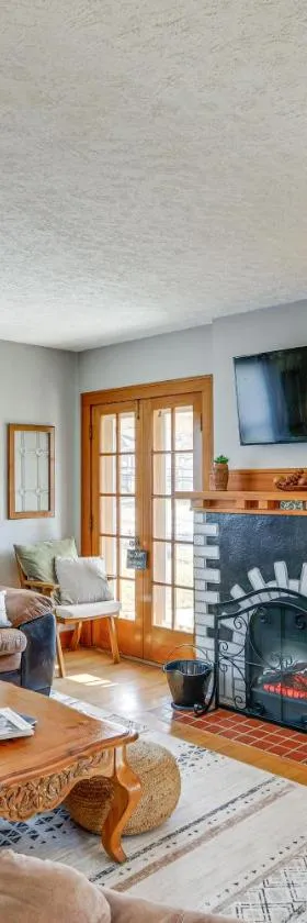Cozy Tiffin House with Private Pool 1 Mi to Town!，位于Tiffin的酒店