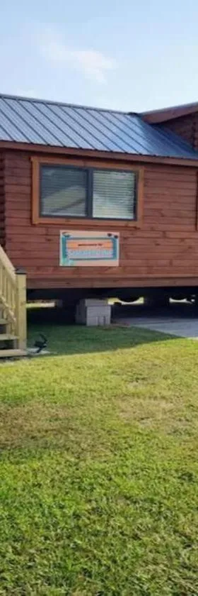 Water view Cabin near North Topsail Beach，位于Sneads Ferry的酒店
