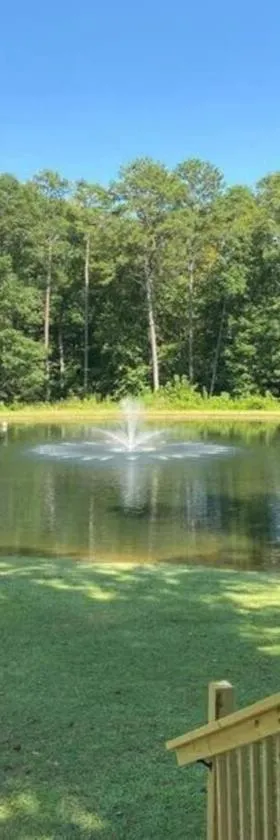 Serene 1BR Cabin near NC Z00 with Loft & Waterview，位于阿什伯勒的酒店