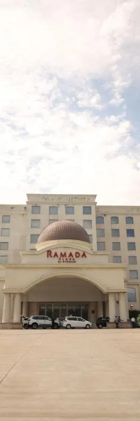 Ramada Plaza by Wyndham Lucknow，位于勒克瑙的酒店