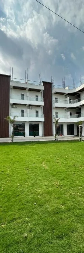 AKS INTERNATIONAL HOTEL AND RESORT，位于Sasarām的酒店