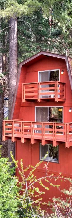 Pet & Kid Friendly Cozy Cabin, BBQ, Firepit, Outdoor Dining, Forest Views，位于箭头湖的酒店