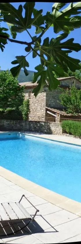 Hôtel Lou Caleù restaurant le Rocher des Abeilles，位于Saint-Martin-de-Castillon的酒店