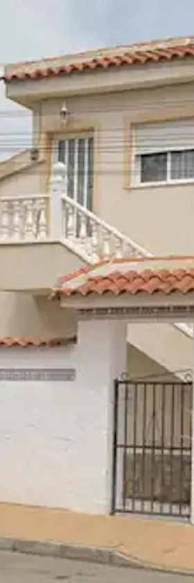 Lovely Detached 3 bedroom Villa, communal pool in Quesada，位于克萨达城的酒店
