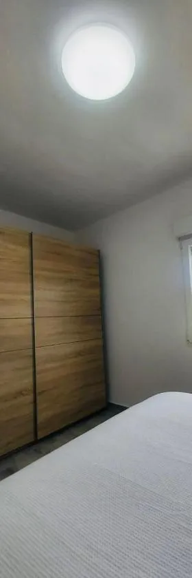Descubre Cantabria! Piso con 3 habitaciones, con capacidad hasta 5 personas! Alojamiento entero!，位于萨龙的酒店