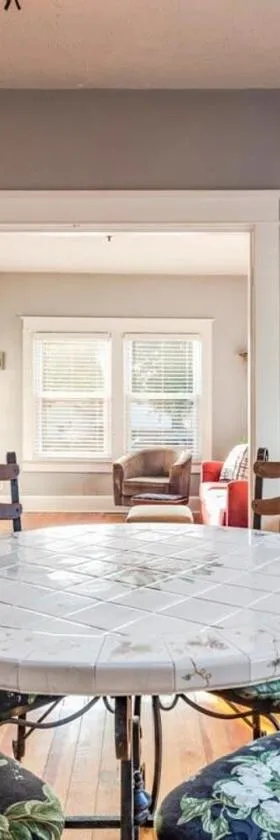Charming 2BR Getaway，位于新奥尔巴尼的酒店