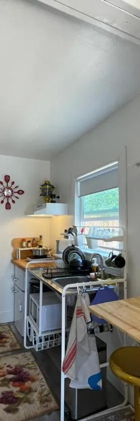 Petite Guesthouse with Kitchenette and Private Bathroom，位于伊莎贝拉湖的酒店